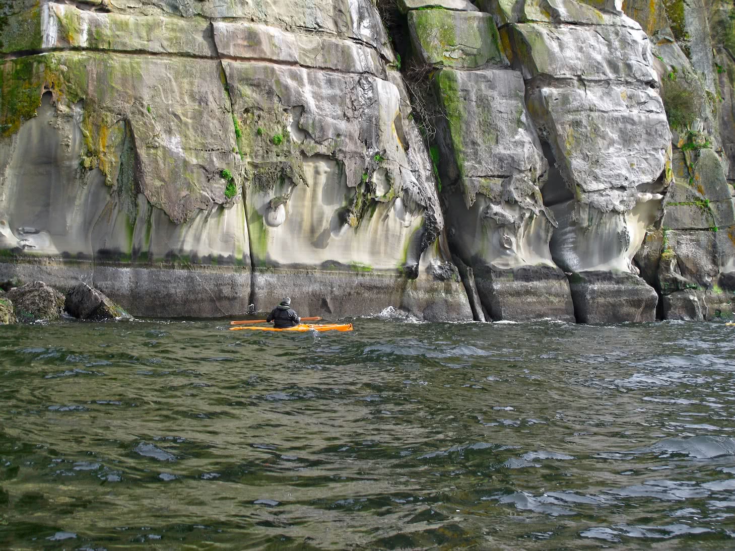 Kayaking along Gabriola cliffs